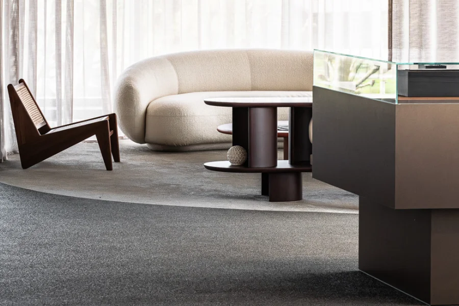 pavimento NTGRATE eco core sala de estar com sofa e cadeira moderna