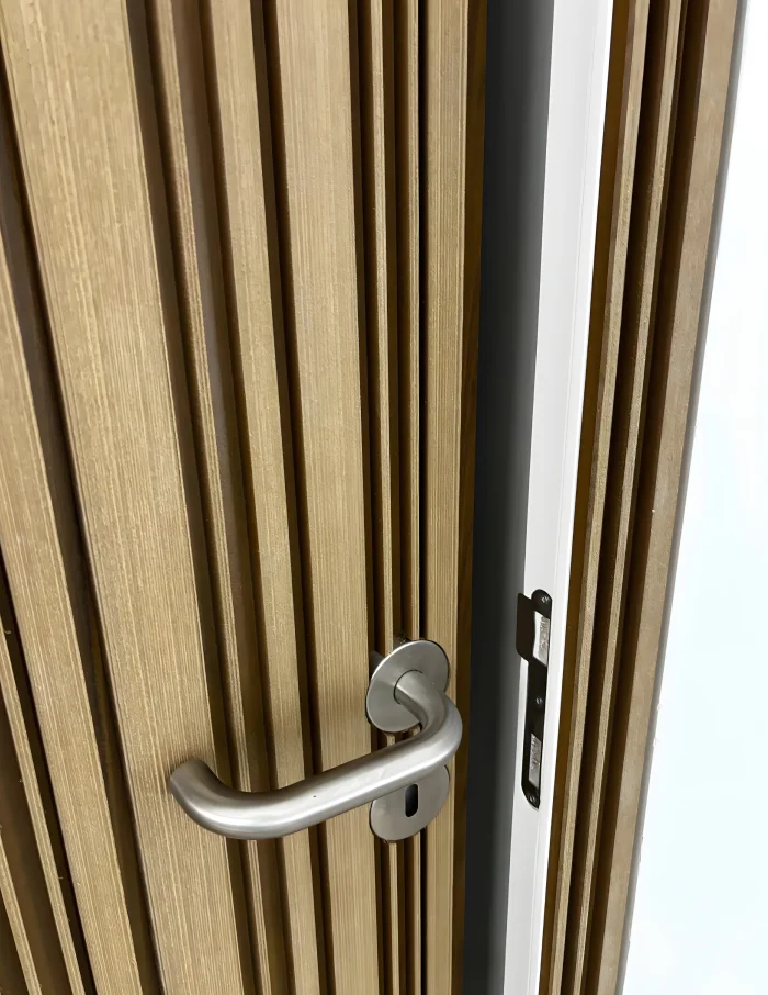 porta da clinica Physioclem com pavimentos ntgrate e lico iberica e revestimentos tarimatec