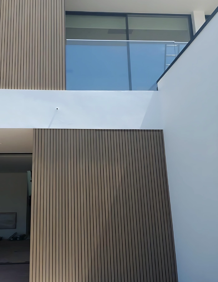projeto mideia ja revestimento de fachada com pefis ripados de madeira tarimatec