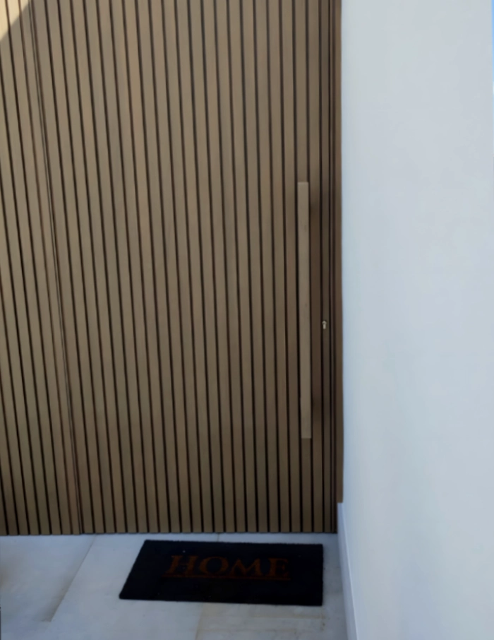 projeto mideia ja revestimento de porta casa moderna com perfis ripados de madeira tarimatec
