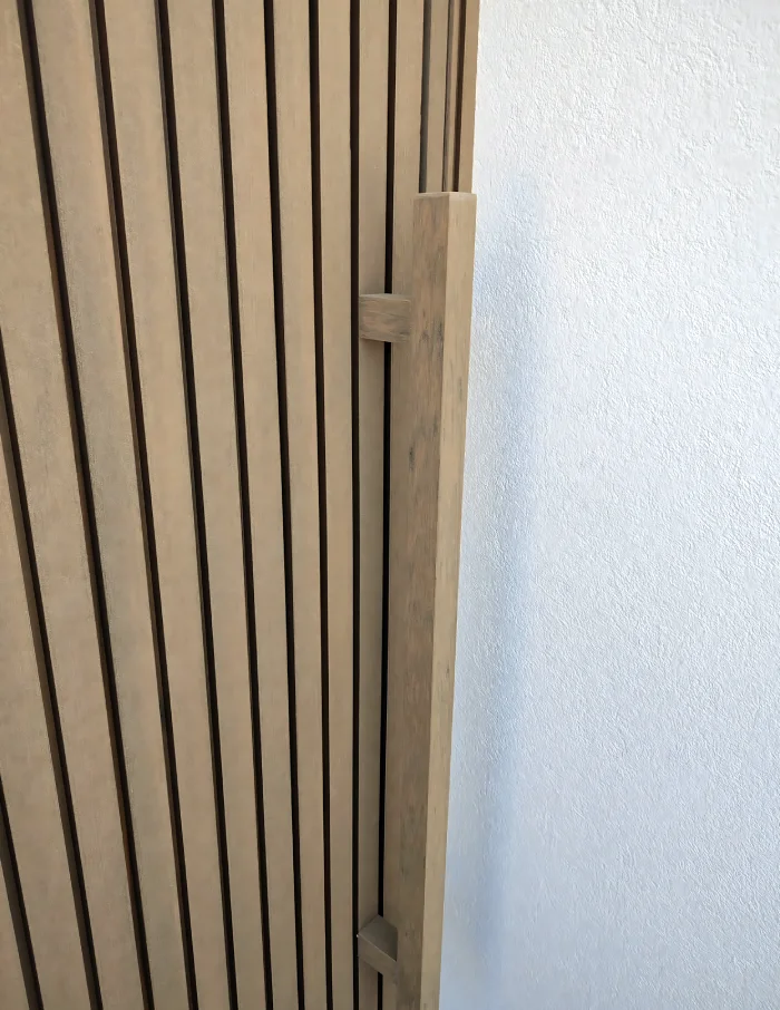 projeto mideia ja revestimento de porta com perfis ripados de madeira tarimatec