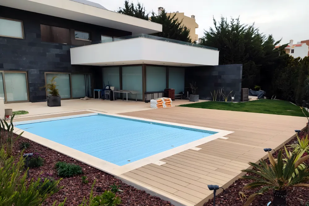 projeto mideia jl madeira ripada tarimatec e piscina em casa moderna