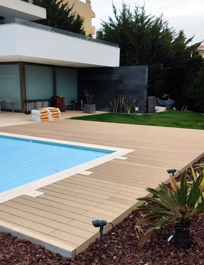 projeto mideia jl madeira ripada tarimatec e piscina exterior em casa moderna
