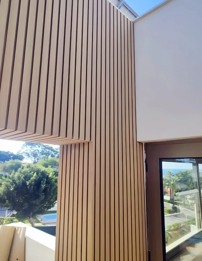 projeto mideia jl revestimento de fachada varanda com madeira ripada tarimatec
