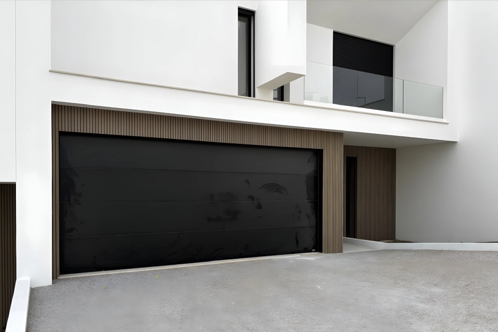 projeto mideia seixo vilas com revestimento tarimatec fachada de casa e portao de garagem moderno