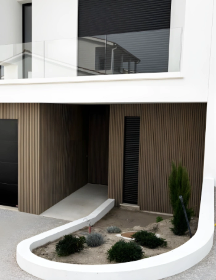 projeto mideia seixo vilas com revestimento tarimatec madeira ripada na entrada principal e jardim exterior