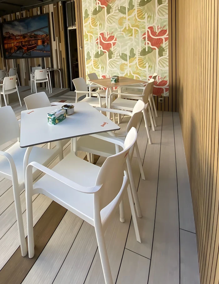 projeto mideia seven cafe com revestimento paredes tarimatec e mesas de cafe em esplanada e parede com madeira ripada
