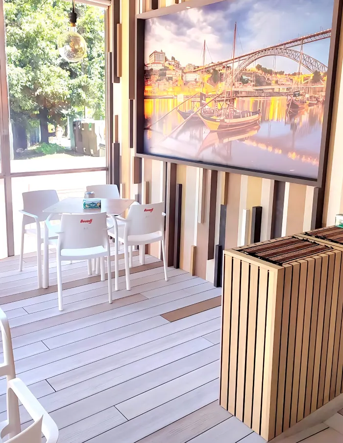 projeto mideia seven cafe com revestimento paredes tarimatec e mesas de cafe em esplanada e quadro<br />
