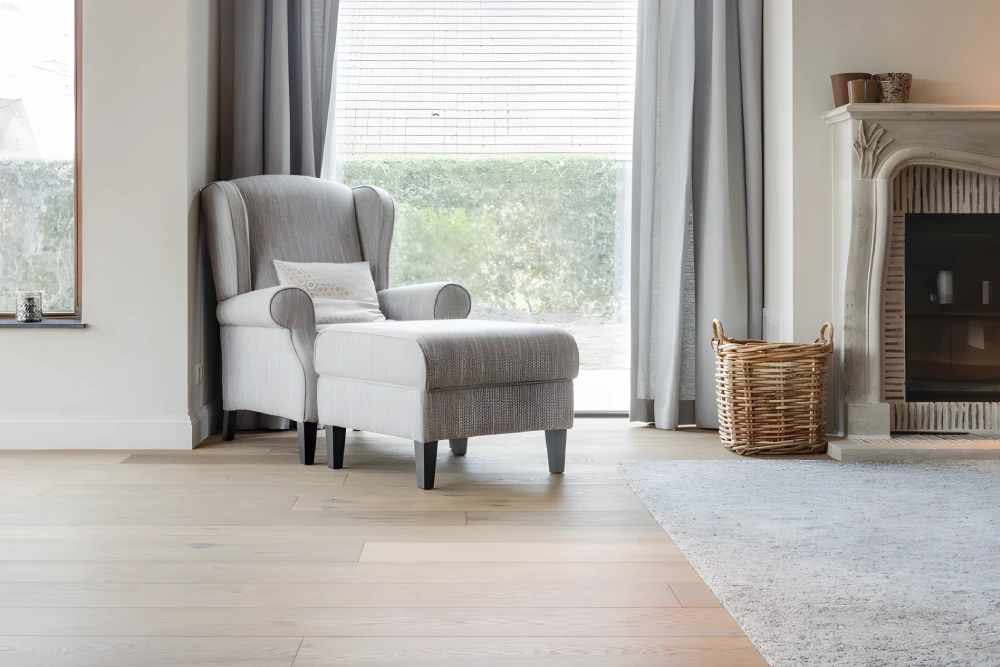sala com lareira e sofa e pavimento nobel