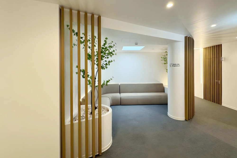 sala de estar com perfis verticais da clinica Physioclem com pavimentos ntgrate e lico iberica e revestimentos tarimatec sala de estar com perfis verticais da clinica Physioclem com pavimentos ntgrate e lico iberica e revestimentos tarimatec