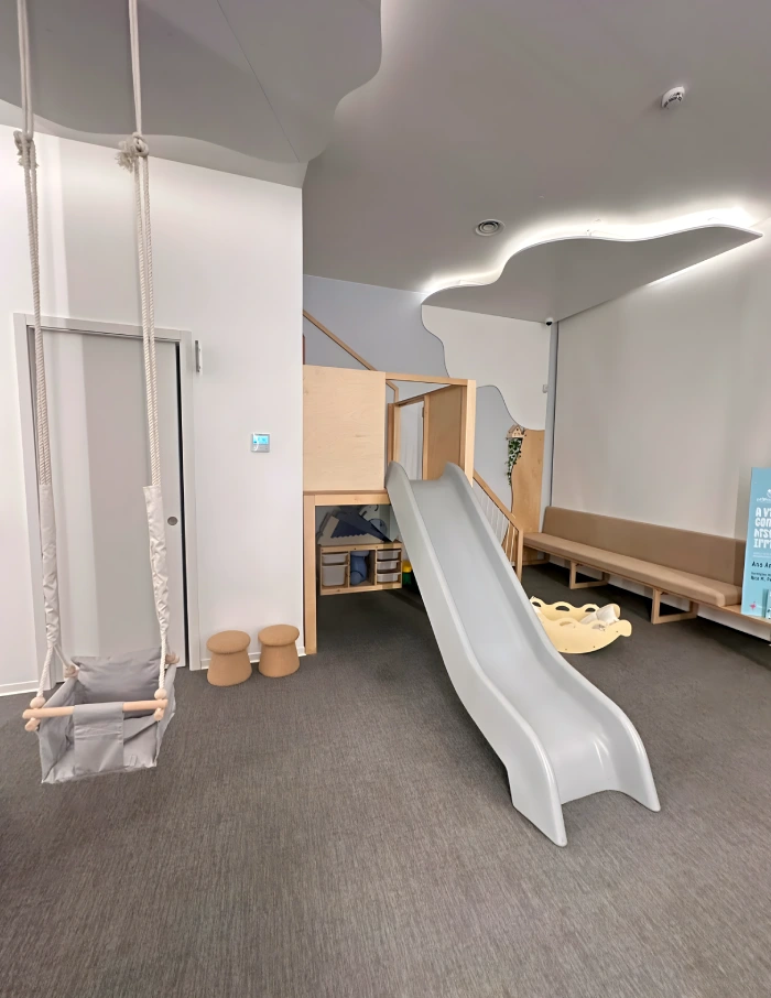 sala de terapia opacional com baloico e escorregacu da clinica Physioclem com pavimentos ntgrate e lico iberica e revestimentos tarimatec