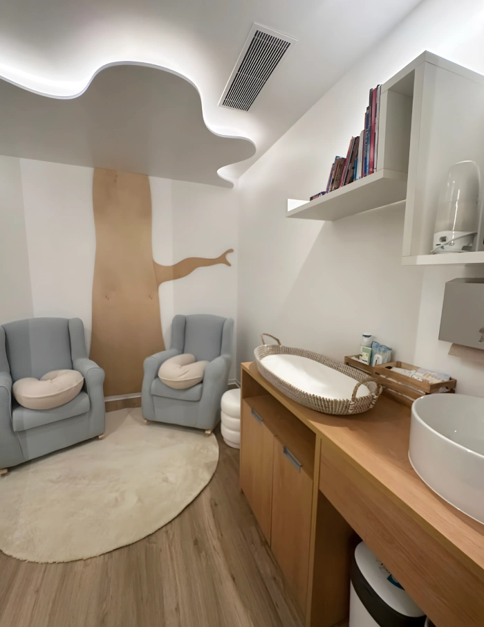 sala de terapia para bebes da clinica Physioclem com pavimentos ntgrate e lico iberica e revestimentos tarimatec