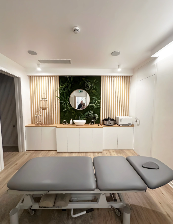 sala de tratamentos da clinica Physioclem com pavimentos ntgrate e lico iberica e revestimentos tarimatec