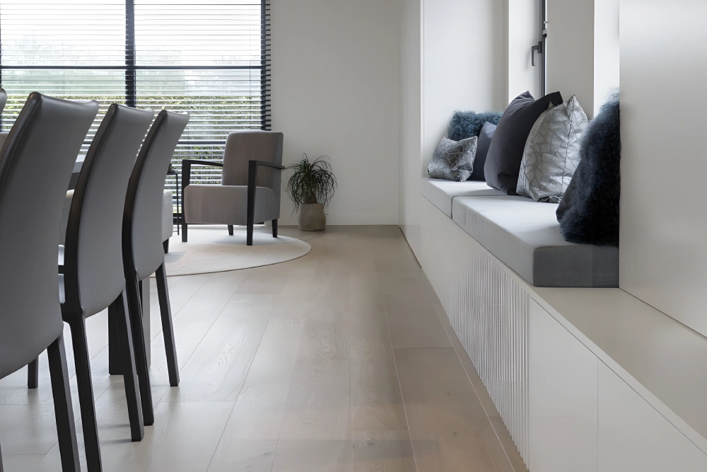 sala moderna com cadeiras de mesa e pavimento nobel