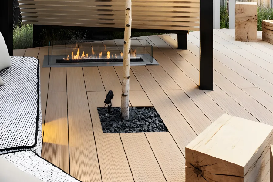 Tarimatec 2 tarimatec deck alveolar e lareira moderna com sofa