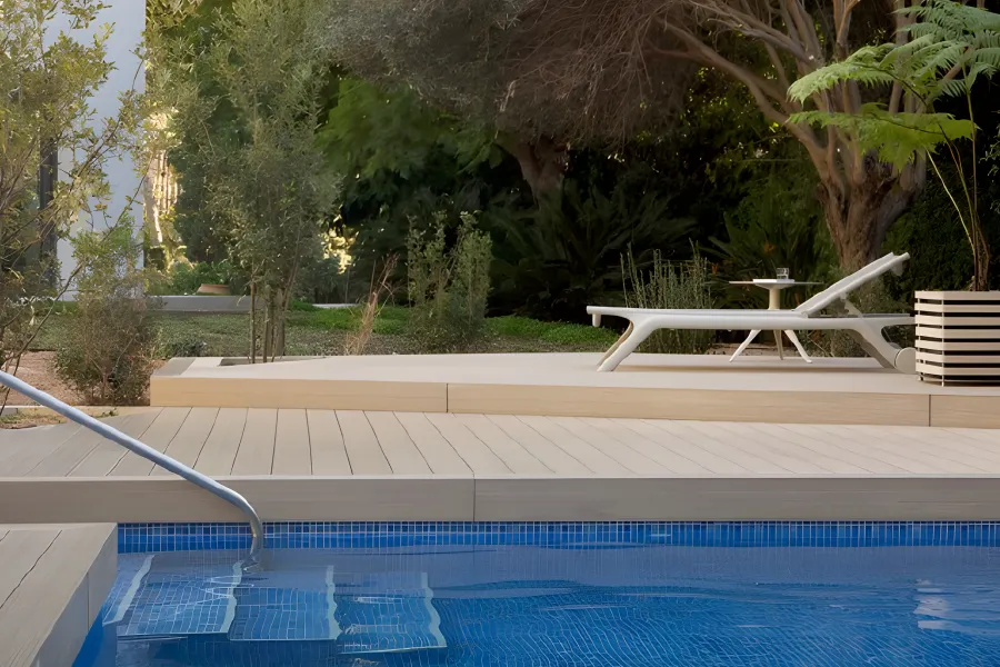 Tarimatec 4 tarimatec deck alveolar wood em casa moderna com pisicina