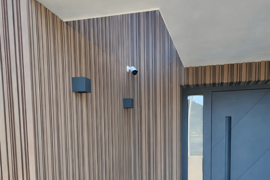 Tarimatec 8 tarimatec vertical aris cadence numa entrada de casa