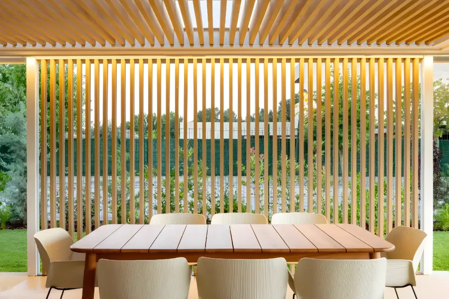 Tarimatec 6 tarimatec vertical modern outdoor area with table and chairs