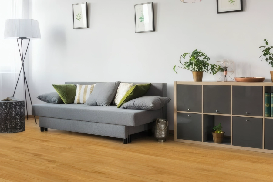 pavimento lico iberica em sala com sofa candeeiro e movel