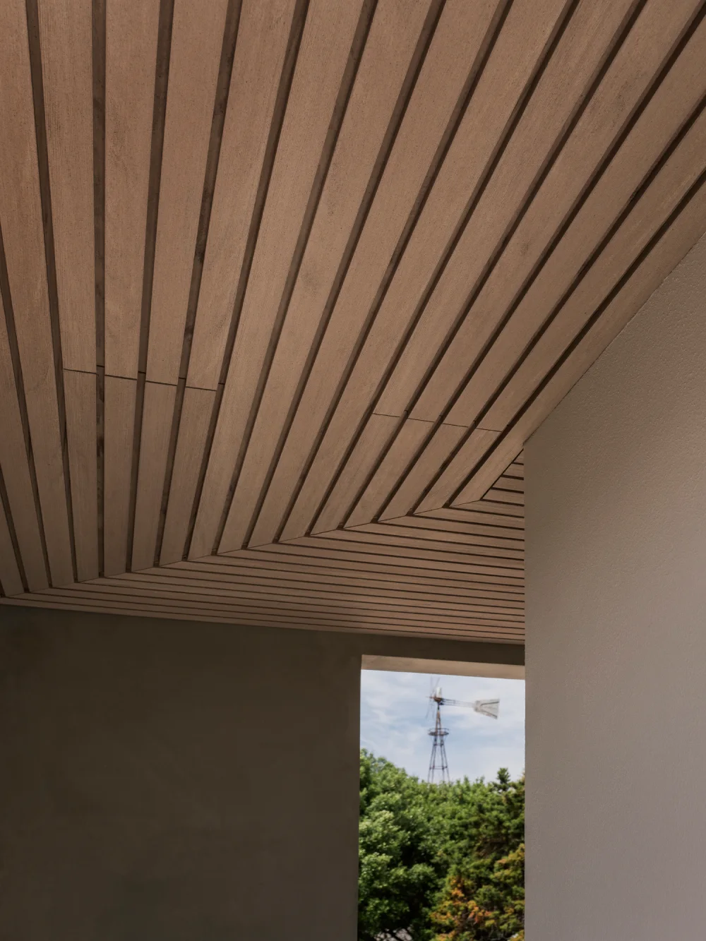revestimento de casa moderna em teto com material tarimatec projeto pe mideia