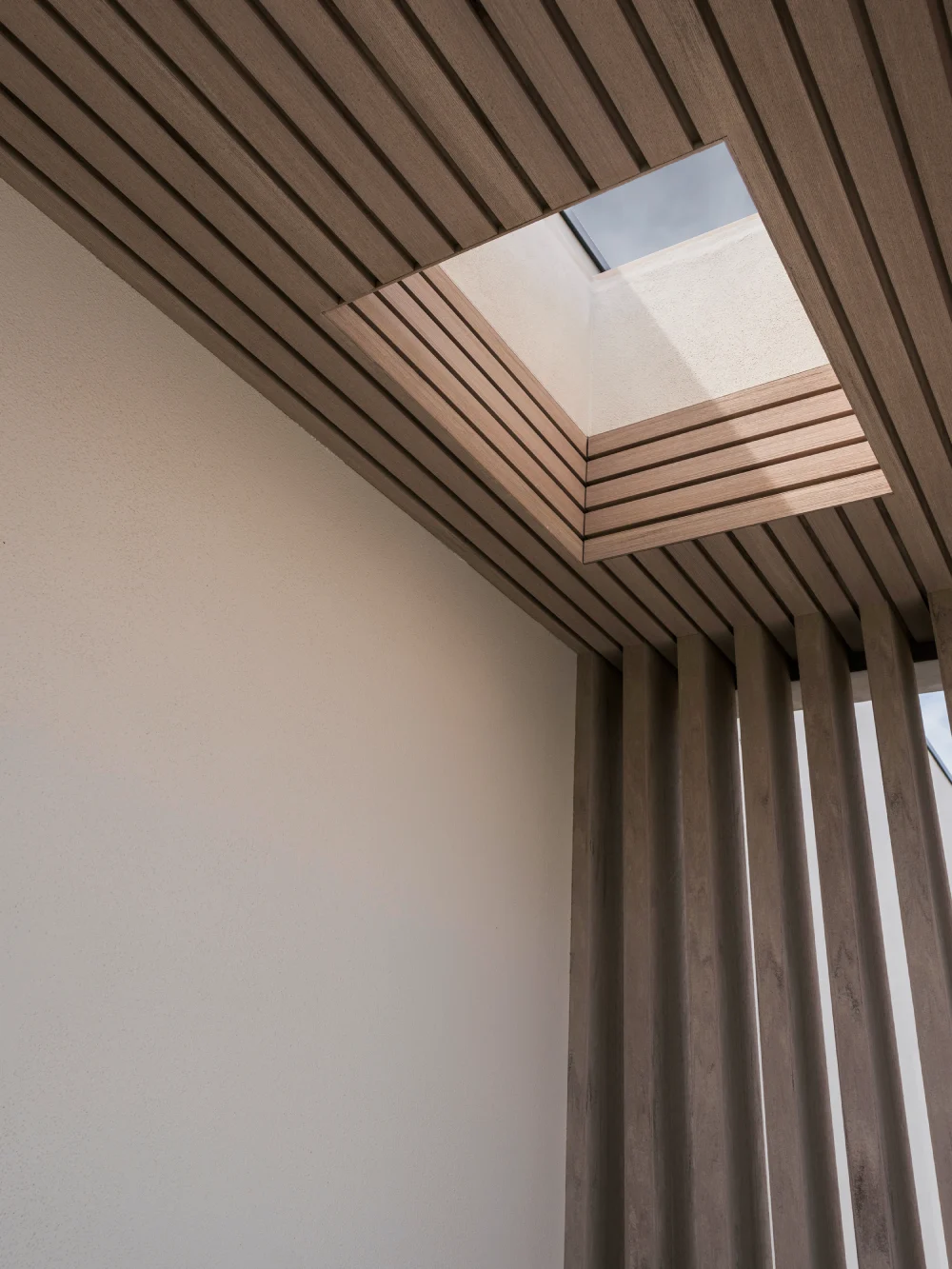 revestimento de casa moderna em teto e fachada com material tarimatec projeto pe mideia