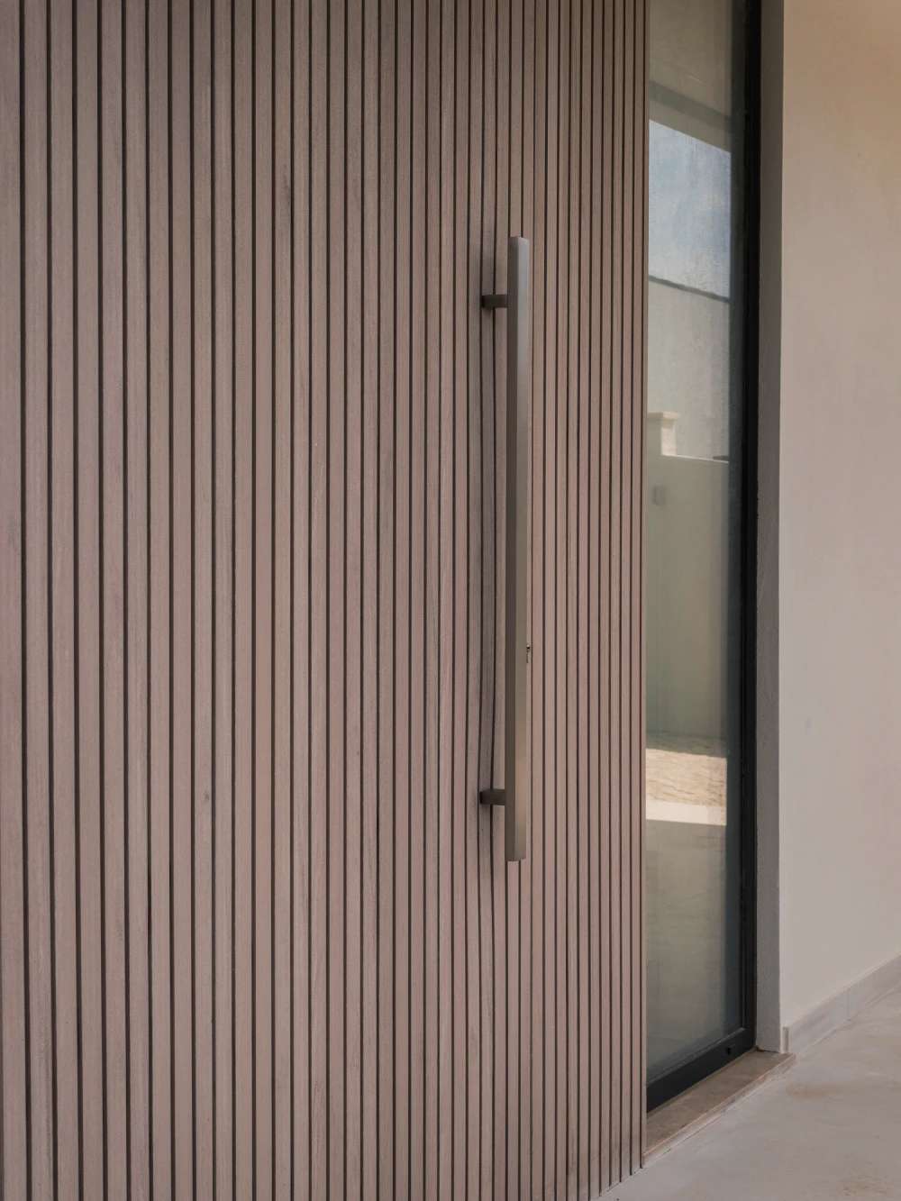 revestimento de porta de casa moderna com material tarimatec projeto pe mideia